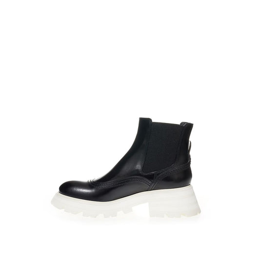 Alexander McQueen Elegant Leather Boots in Timeless Black $1362.00 Alexander McQueen Luzworld